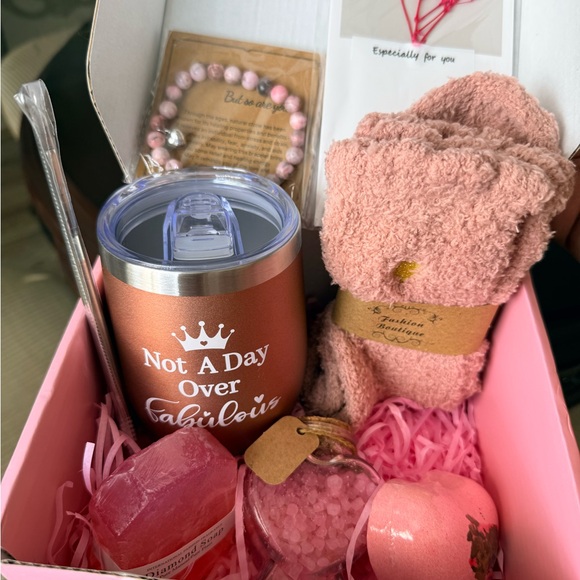Other - Fabulous 7 piece Gift Set with Pink rose